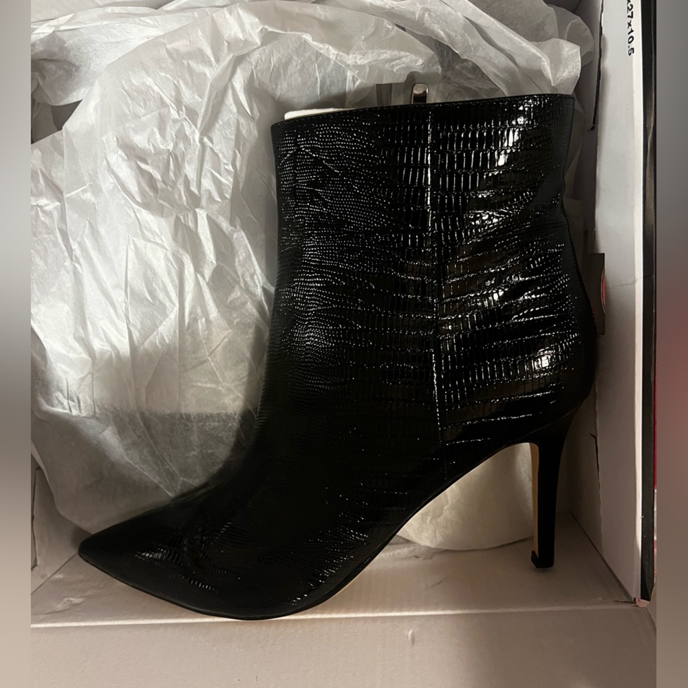 Nine West black textured boot 9